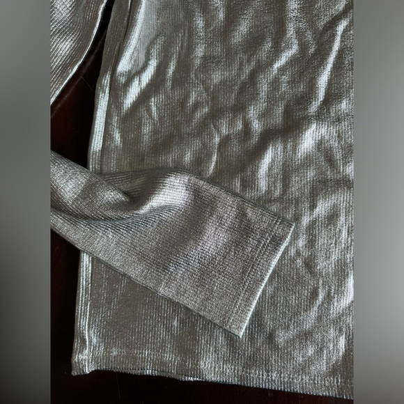 ✨SALE ✨ ZARA FOIL RIB TOP
✨SALE ✨ - Picture 7 of 7